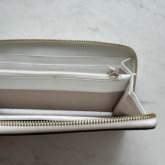 Michael Kors Jet Set Long Wallet with Zipper in White - Picture 4 of 8